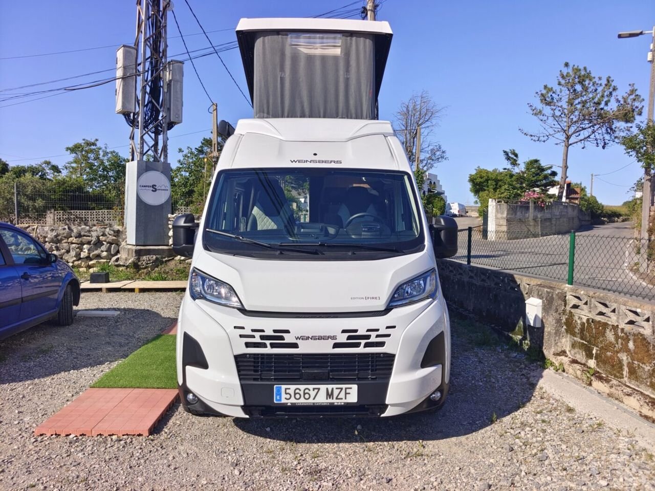 CaraBus 540 con el techo elevable abierto, vista frontal