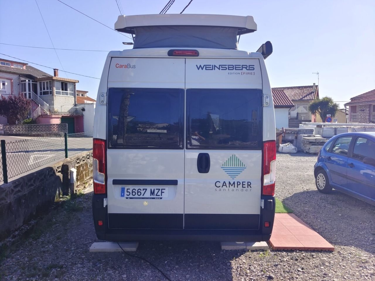 CaraBus 540 vista trasera con el techo elevable