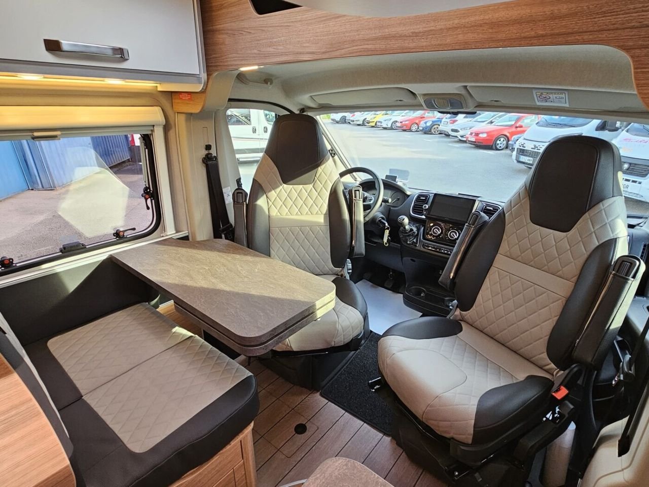 Cabina con asientos giratorios y mesa