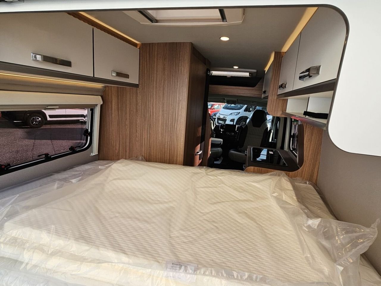 Cama doble y zona de estar vistas desde atrás