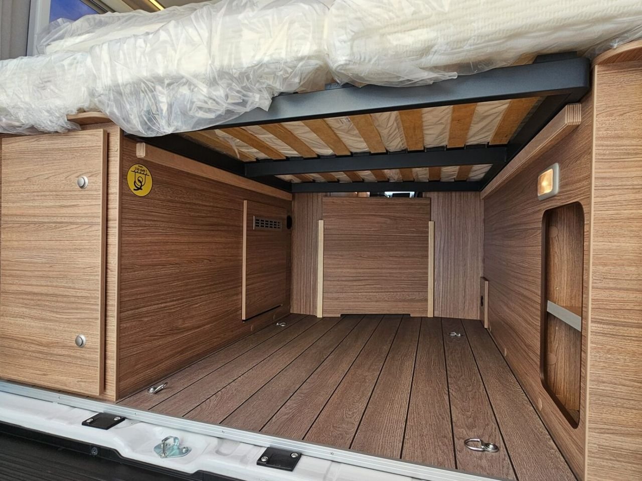 Gran espacio de almacenaje bajo la cama