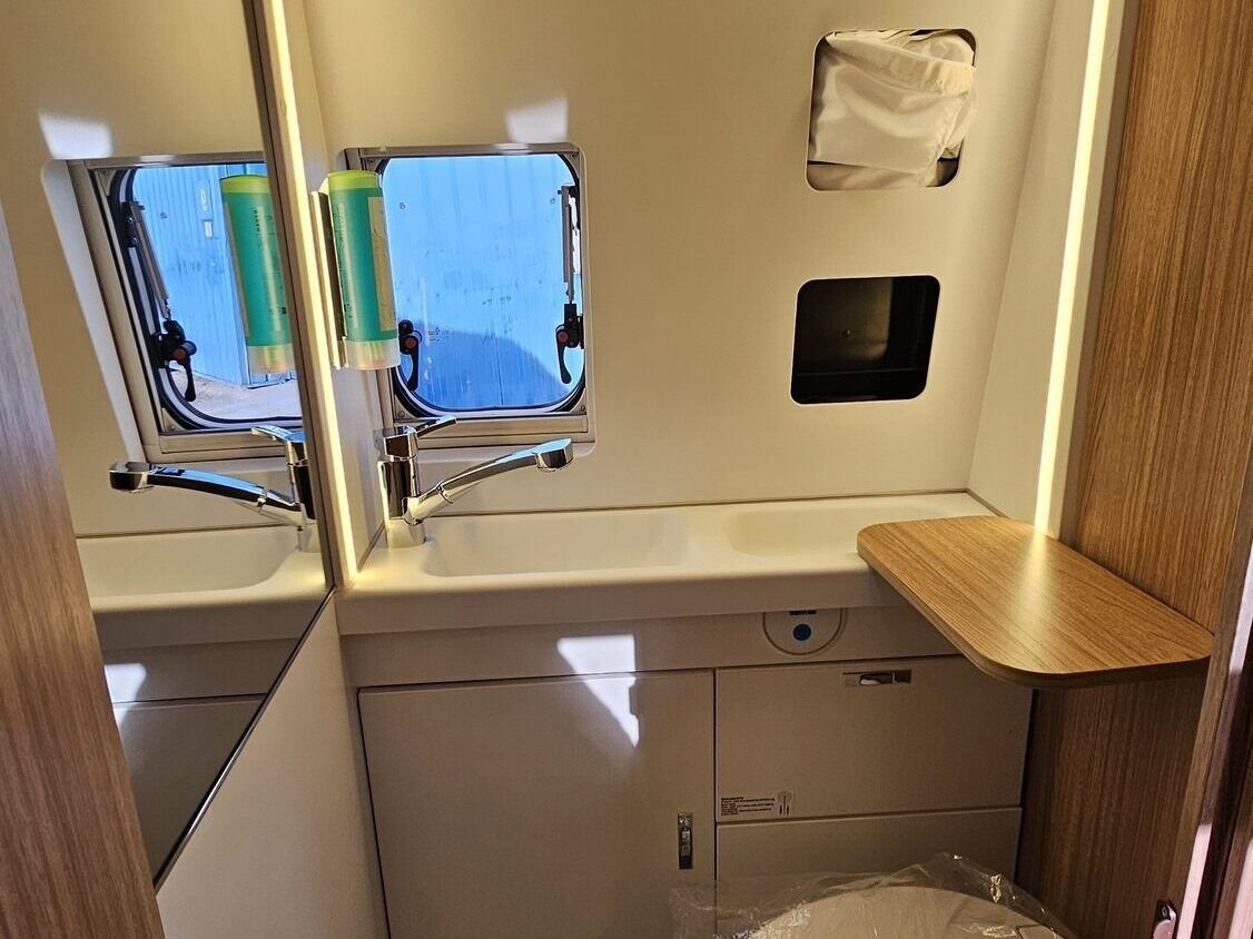 Baño con lavabo y espejo