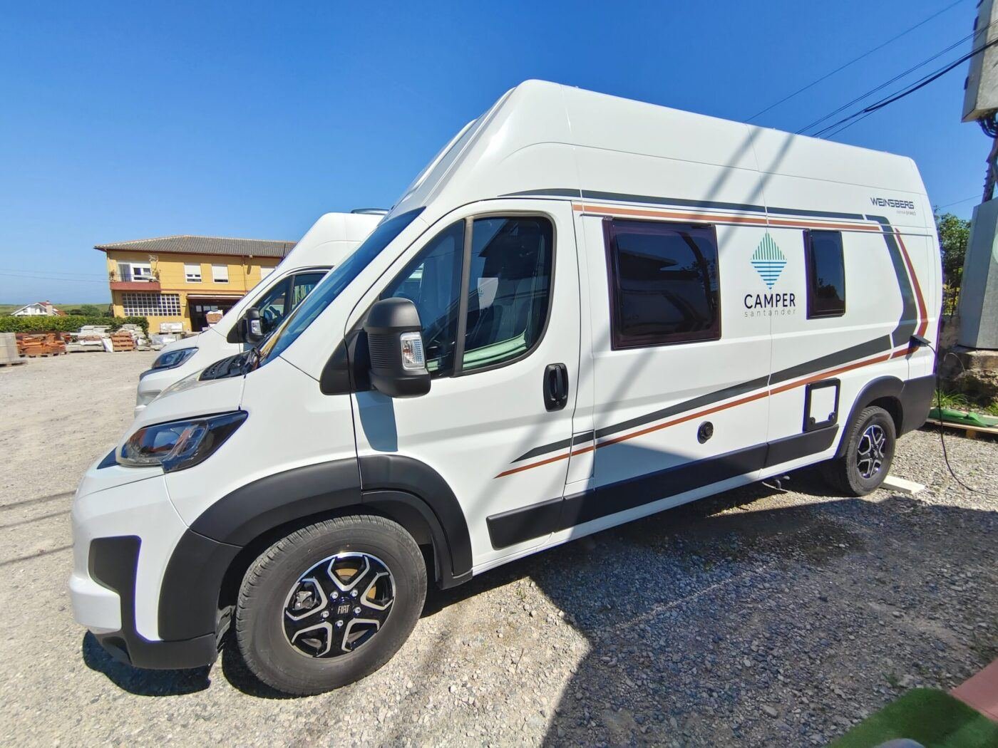 Weinsberg CaraBus 600 DQ vista delantera lateral