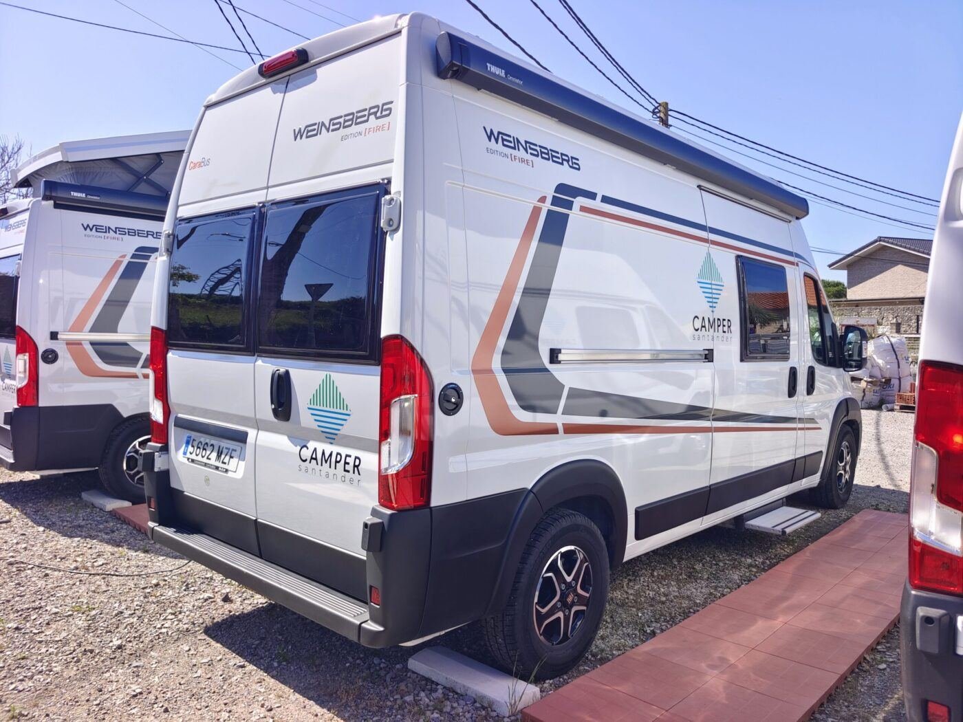 CaraBus 600 DQ vista trasera lateral con toldo
