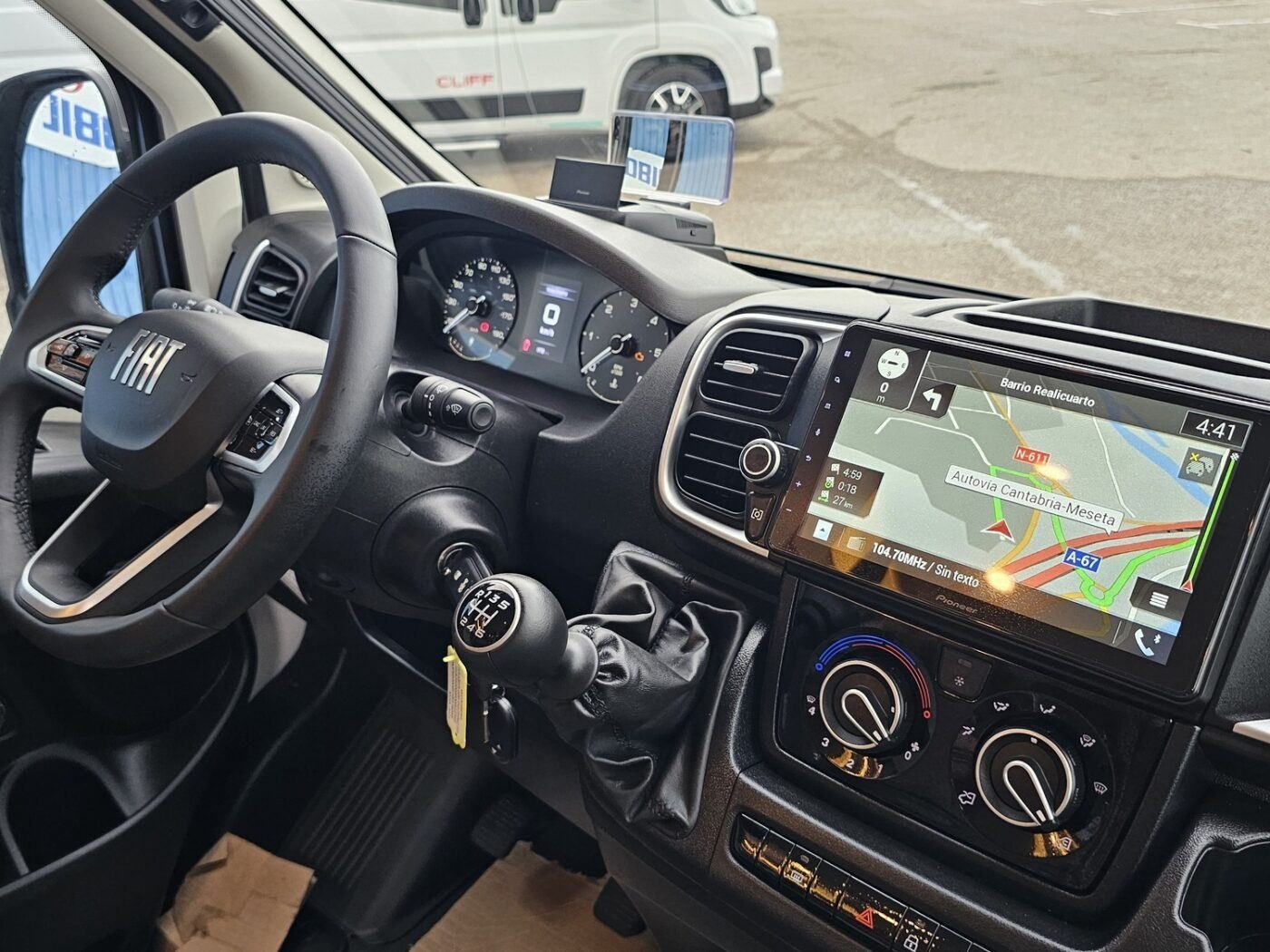 Salpicadero con pantalla de navegación