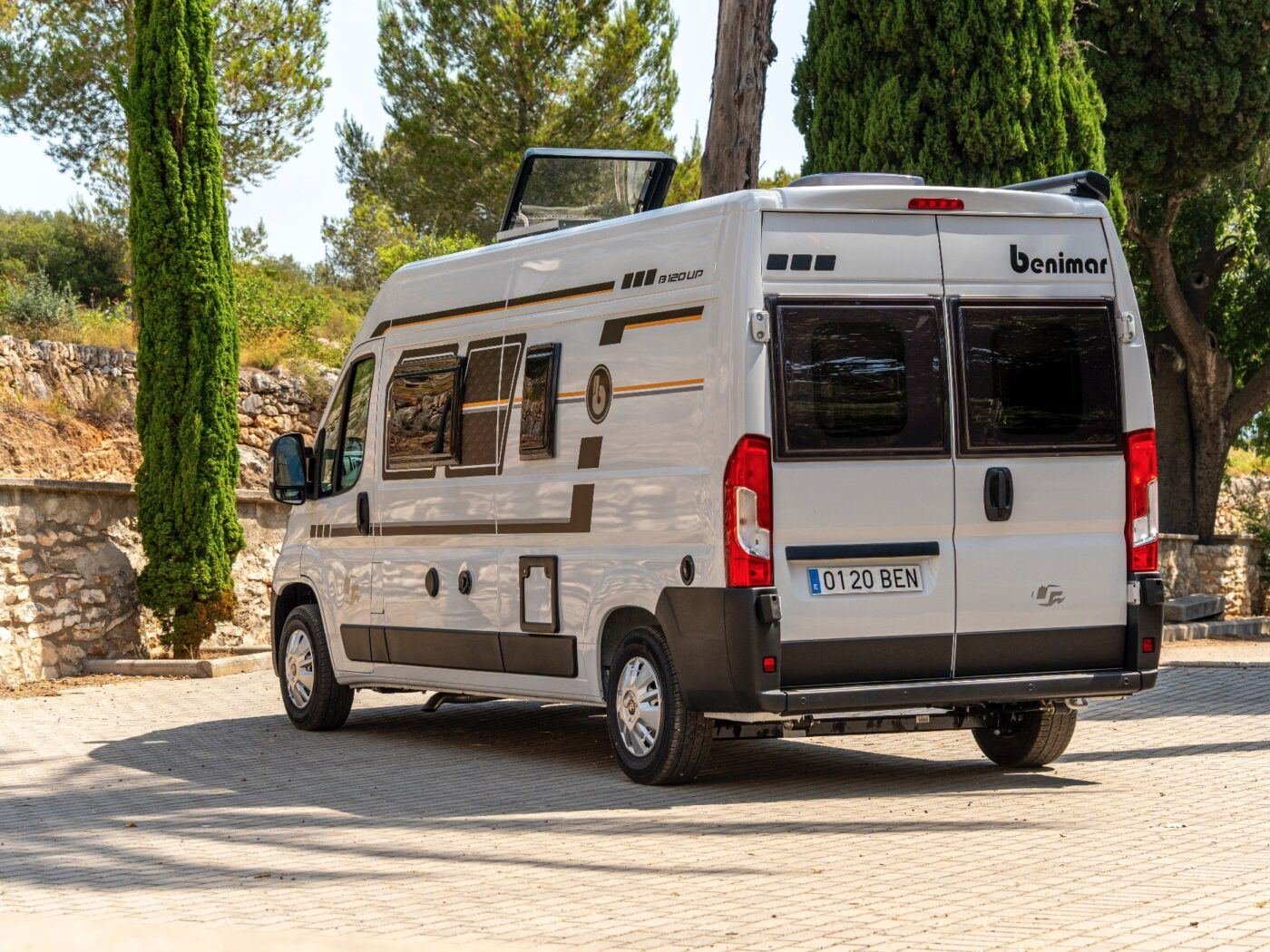B120 UP vista trasera lateral con techo elevable