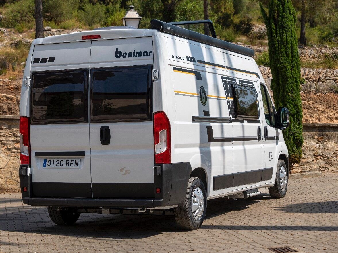 B120 UP vista trasera lateral con toldo