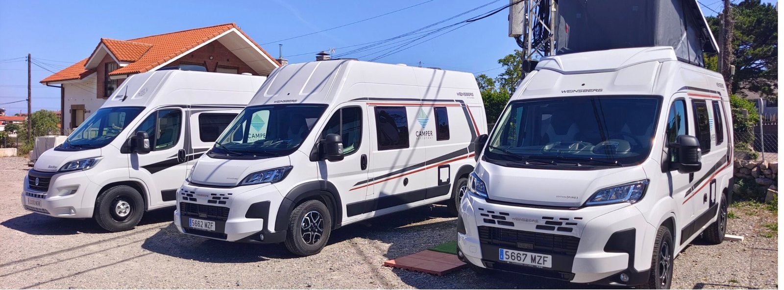 Las tres campers de la flota aparcadas